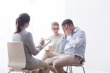 Psikolog'ın, ağlayan adam