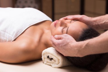 Yüz masaj sırasında sakin ol