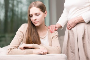 Anne ve endişeli kızı tezahürat