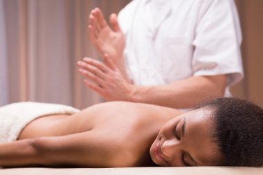 Kadının geri alkışlar