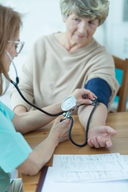 Hastanın kan basıncını alarak 