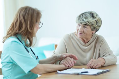 Yaşlı hasta teselli