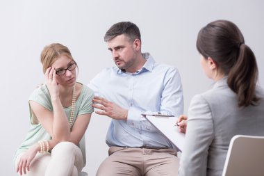 Adam karısını tezahürat