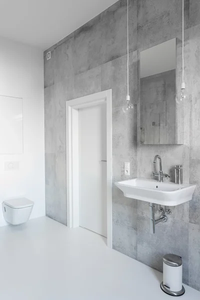 Grau-weißes Badezimmer — Stockfoto