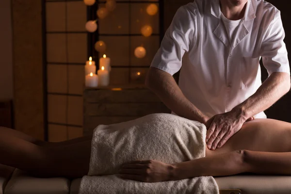 Massage på kvinnans ländrygg — Stockfoto