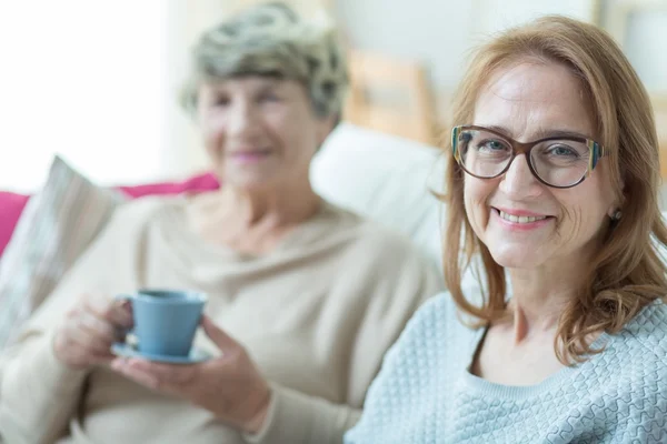 Visitar a la vieja madre — Foto de Stock