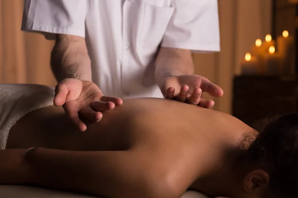 Kalmerende, ontspannende massage in spa — Stockfoto