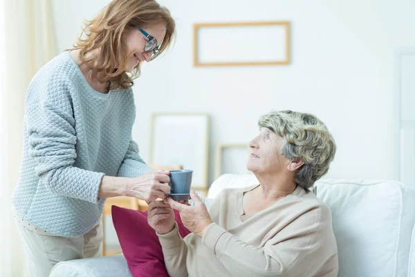 Taking care of old mother — Stock Photo, Image