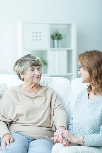 Talking with old mother — Stock Photo, Image