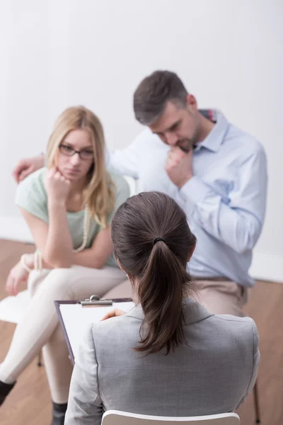 Psychologe hilft Paar — Stockfoto