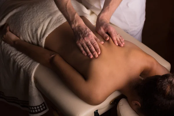 Amassar os músculos durante a massagem — Fotografia de Stock