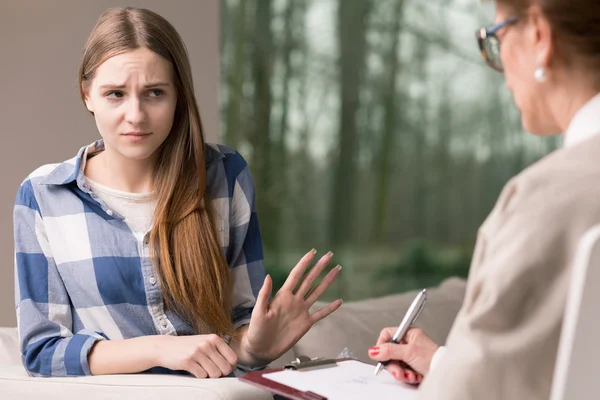 Chica introvertida negándose a hablar con especialista — Foto de Stock