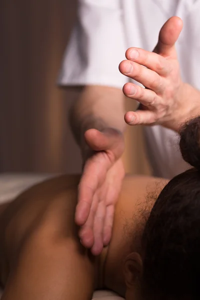 Физиотерапевт делает массаж шеи — стоковое фото