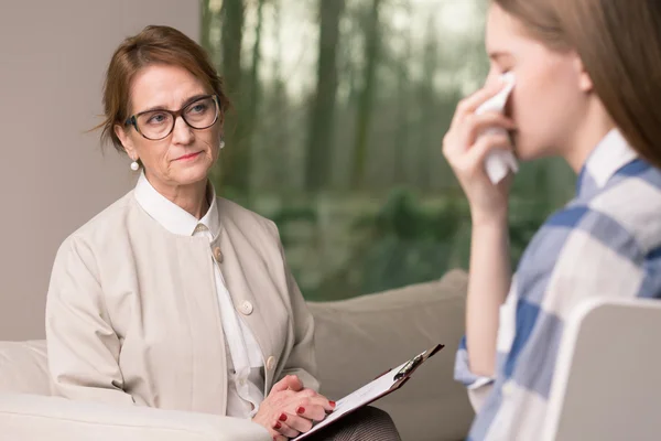 Chica deprimida llorando en sesión de psicoterapia — Foto de Stock