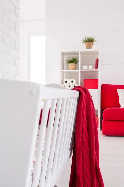 Rojo y blanco bellamente combinados en una habitación de bebé —  Fotos de Stock