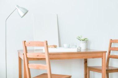 Basit mobilya ile çok fonksiyonlu yer