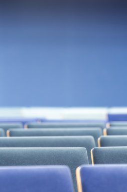 Mavi oditoryum birçok mavi sandalye