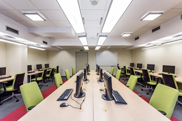 Modernt universitet klassrum med datorer — Stockfoto