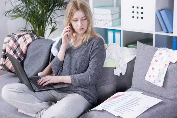 Can't choose between motherhood and career — Stock Photo, Image