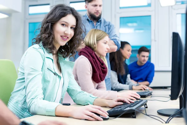 Strikt lärarens tillsyn — Stockfoto