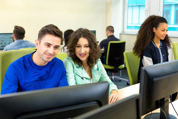 Es muy útil tener un compañero de estudio. — Foto de Stock