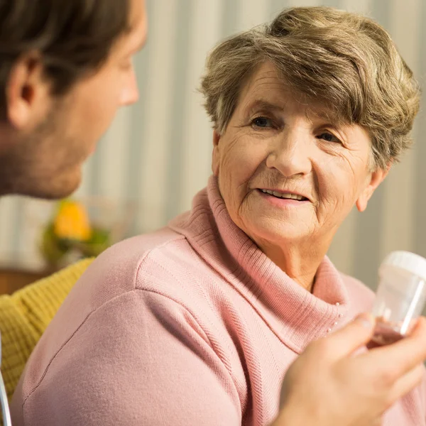 Médecin prescrivant un médicament pour femme âgée — Photo