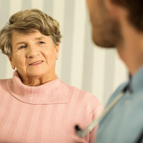 Male nurse and ill senior — Stock Photo, Image