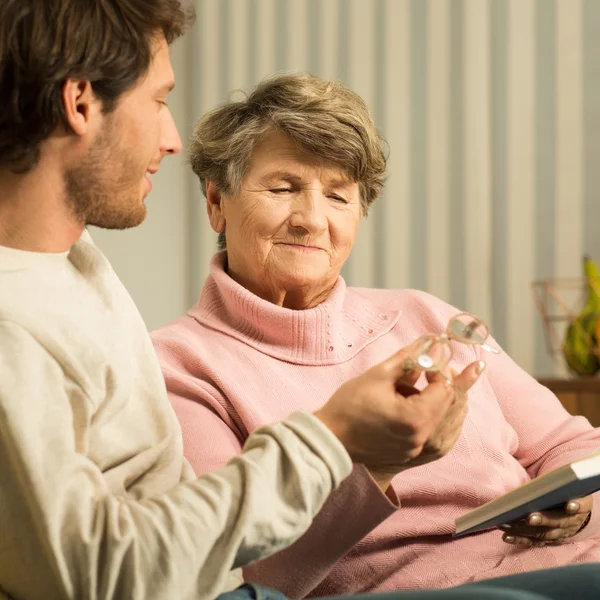 Vårdgivare och senior dam — Stockfoto