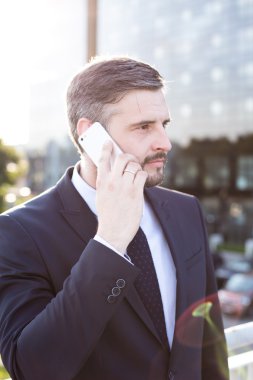 Bir telefon görüşmesi yapıyorum.