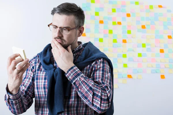 Hombre preocupado y tarea olvidada — Foto de Stock