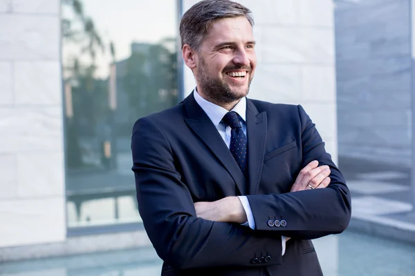 Selbstbewusster gutaussehender Geschäftsmann — Stockfoto