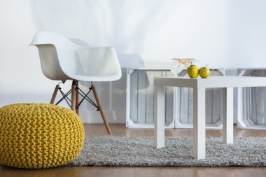 Modern tasarlanmış çatı katında rahat dinlenme alanı
