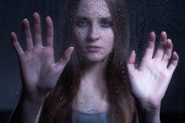 Genç sorunlu kız yardım mı arıyorsunuz