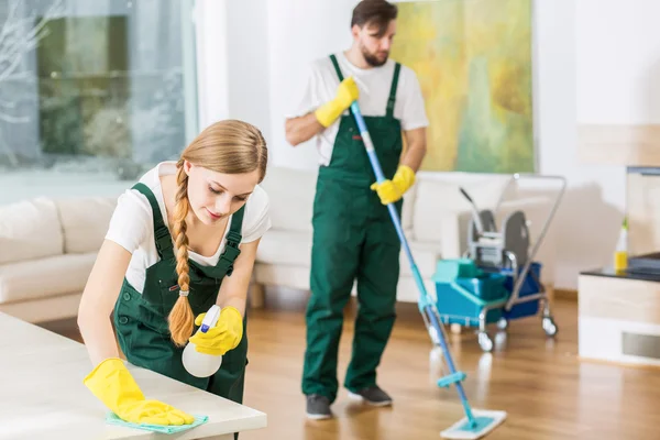Cleaners putting in order dirty apartment — Stock Photo, Image