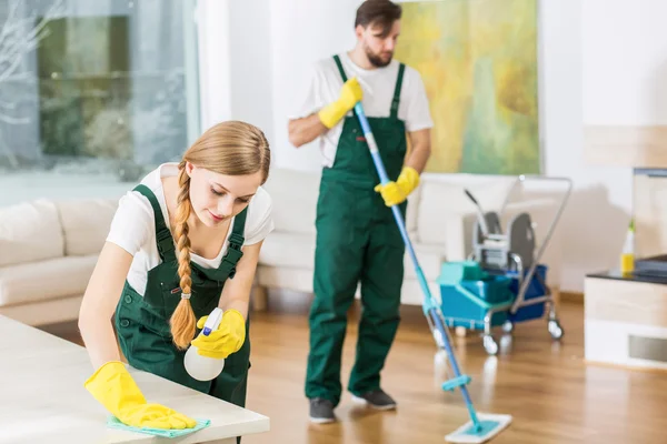 Reinigungskräfte bringen schmutzige Wohnung in Ordnung — Stockfoto