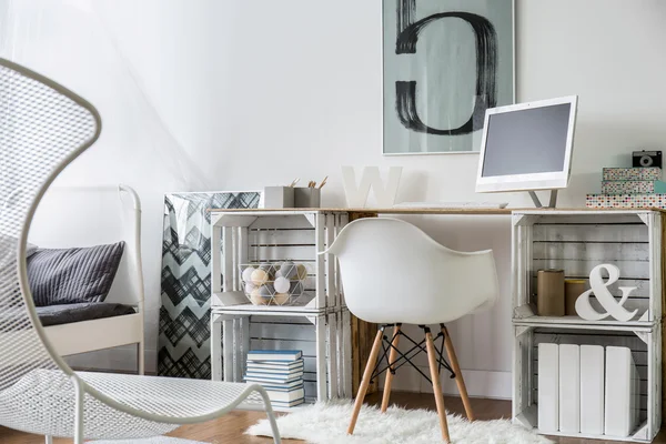 Moderno espaço de trabalho projetado com mesa de madeira — Fotografia de Stock