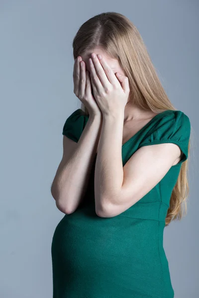 Teenager-Mädchen nicht bereit für Mutterschaft — Stockfoto