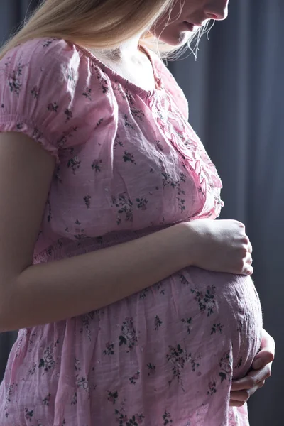 Frau streichelt mit Liebesschwangerschaftsbauch — Stockfoto