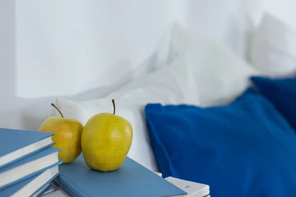 Lanche saudável perto da cama — Fotografia de Stock