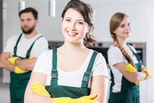 Felice giovane ragazza delle pulizie — Foto Stock