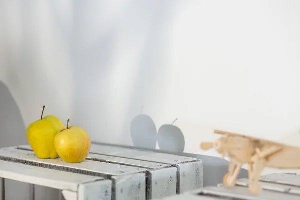 Schaduwen van twee appels op muur — Stockfoto