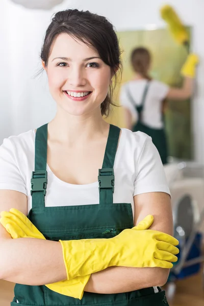 Mooi meisje niet bang om vies — Stockfoto