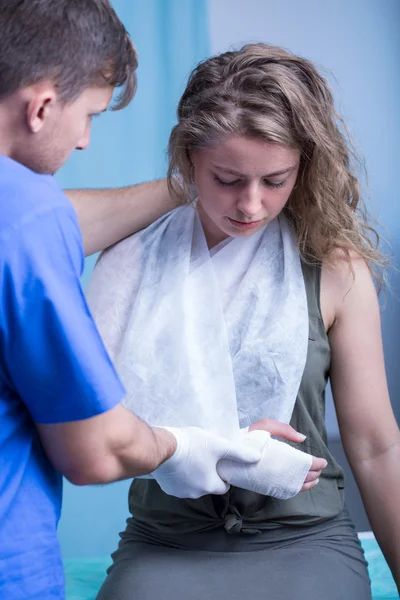 Tu brazo está roto. — Foto de Stock