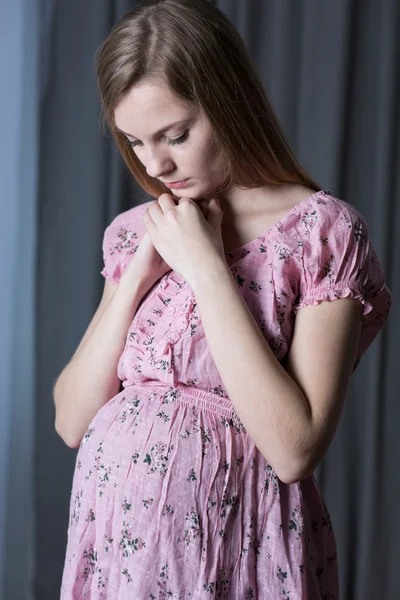 Młoda dziewczyna czeka na poród — Zdjęcie stockowe