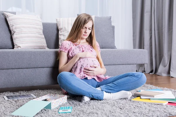 Chica sintiéndose mal en el embarazo — Foto de Stock