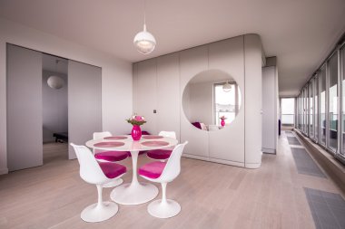 Beyaz sandalye ve pembe minderler