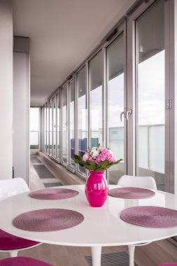 Tablo üzerinde pembe vazo