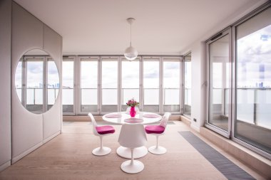 Modern yemek odası.