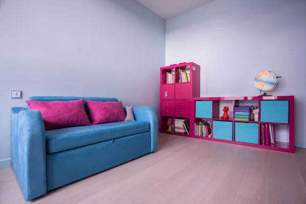 Rosa und blaue Kindermöbel — Stockfoto