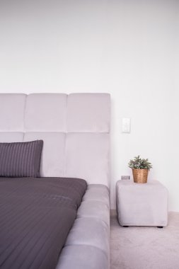 Açık renkli yatak kapitone